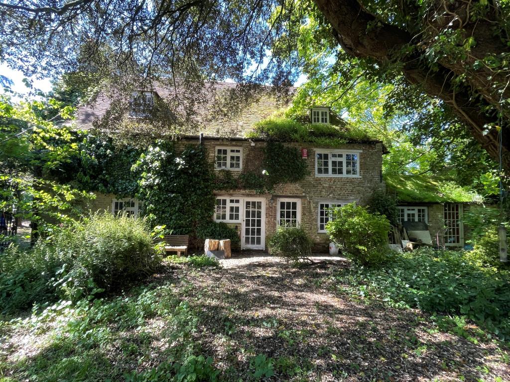 Lot: 107 - DETACHED PROPERTY IN GROUNDS OF 3.5 ACRES WITH OUTBUILDINGS, STABLES AND DILAPIDATED BARN - Attractive three storey house
